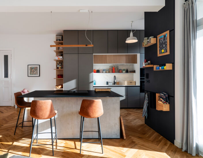 Interior Design Fotografie einer minimalistischen Designerküche mit klaren Linien und neutralen Farben