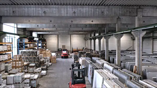 Kameraflug mit Drohne in der Halle vom Industrie Fotograf